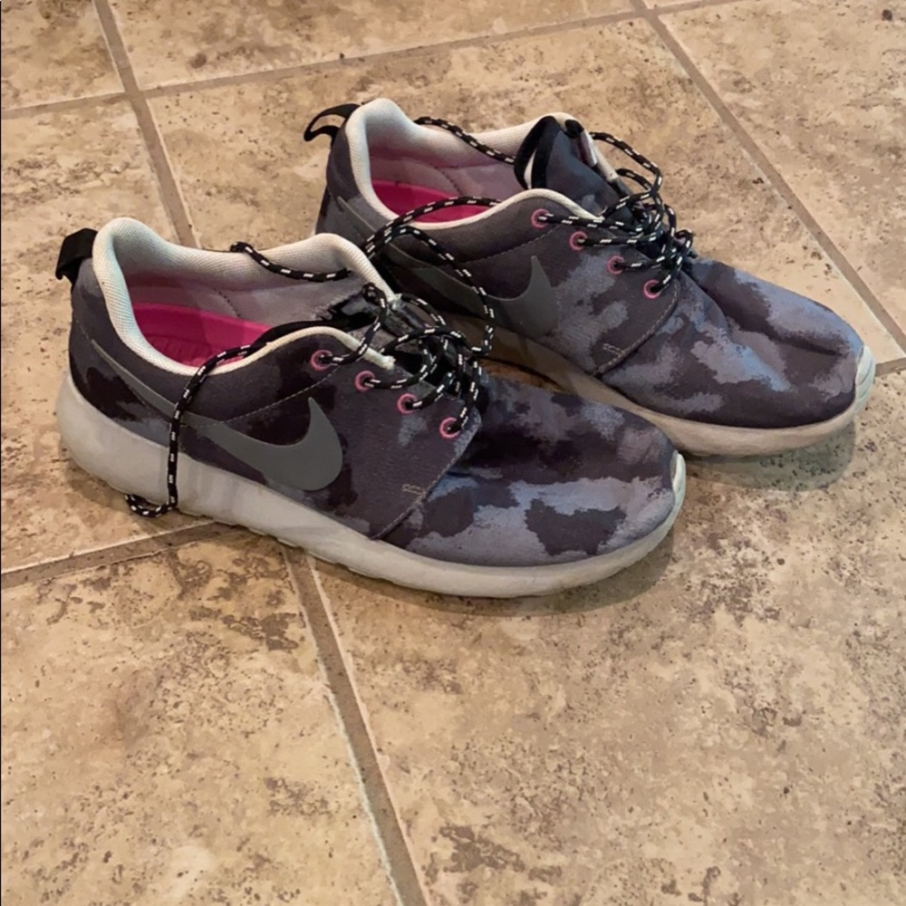 Gray Nike roshes